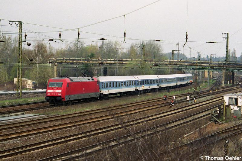 101 138-6 mit dem IR 2283 bei der Einfahrt in die Gleisanlagen des Chemnitzer Hbf (ehem. RAW-Brcke) am 22.04.06.