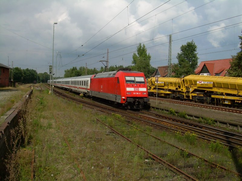 101 138 mit einem IC am 22.8.2007 in Eystrup