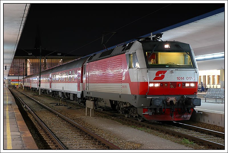 1014 017 wartet in Wien-West am 17.3.2007 mit dem IC 407  Donau  auf die Abfahrt nach Bratislava hl.st. 