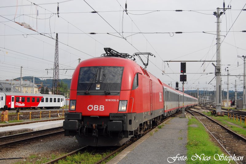 1016 005-9 hat mit BB IC 542  Skicirkus Saalbach Hinterglemm Leogang  Wien Westbahnhof - Salzburg Hbf. ihren Endbahnhof erreicht und wird sich gleich ihre Wochenendruhe gnnen (sterreichurlaub 09.08.09)