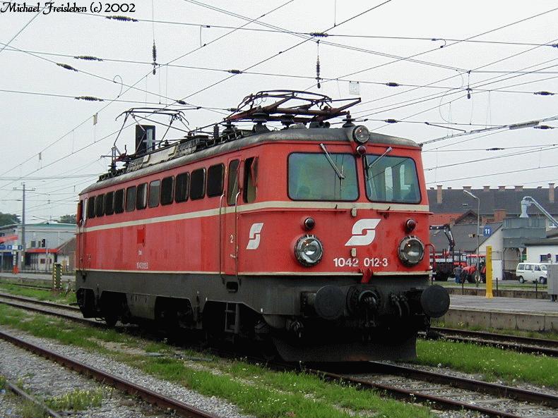 1042 012-3 wartet im Bahnhof Bruck/Leitha auf ihren Zug, am 21-08-2002