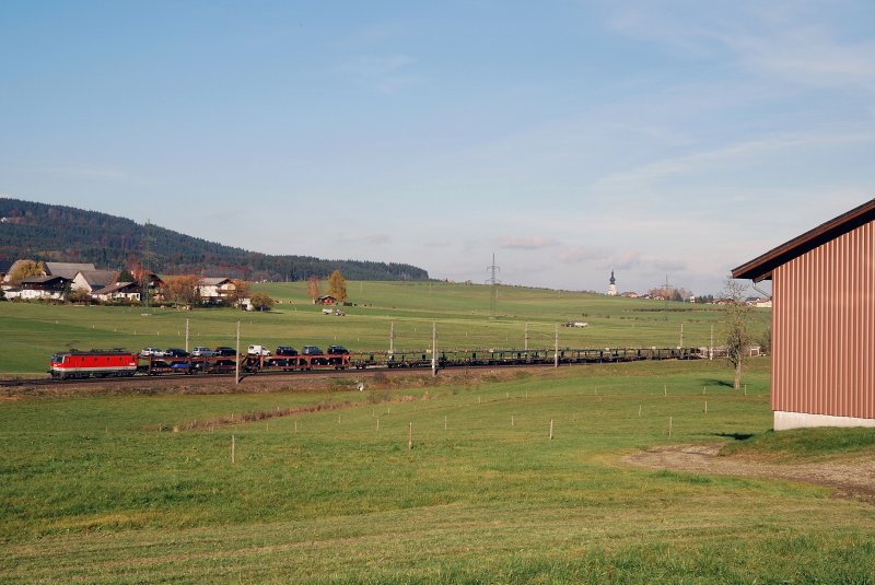 1044 004 mit einem Gterzug vor Weng (05.11.2007)