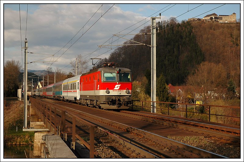 1044 006 mit dem EC 159 „Croatia“ von Wien nach Zagreb Glavni Kolod. am 5.4.2008 bei der Querung der Mur kurz vor Bruck an der Mur mit der Burg Oberkapfenberg im Hintergrund.