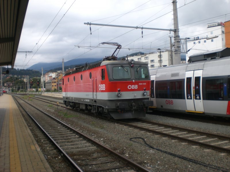 1044 033 fhrt, nachdem sie IC 512  Hotel Ibis  aus Graz gebracht hatte, solo durch den Innsbrucker Hbf.
13.9.2008