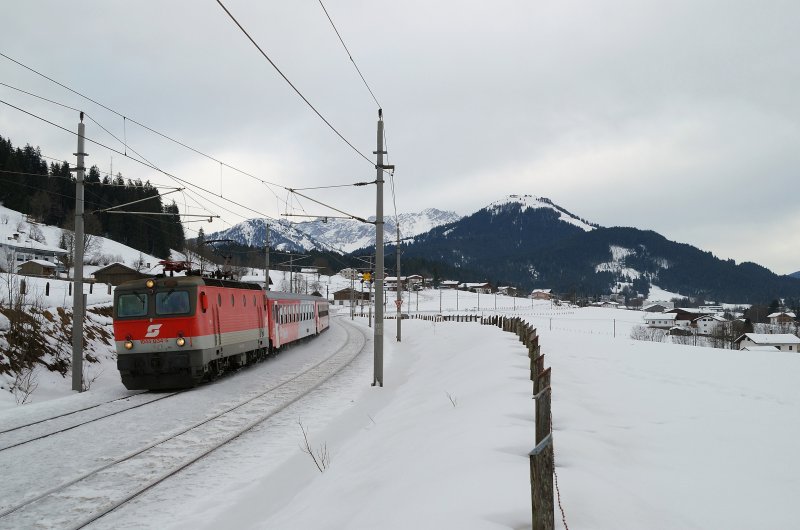 1044 034 mit IC 512 bei Fieberbrunn (05.01.2008)