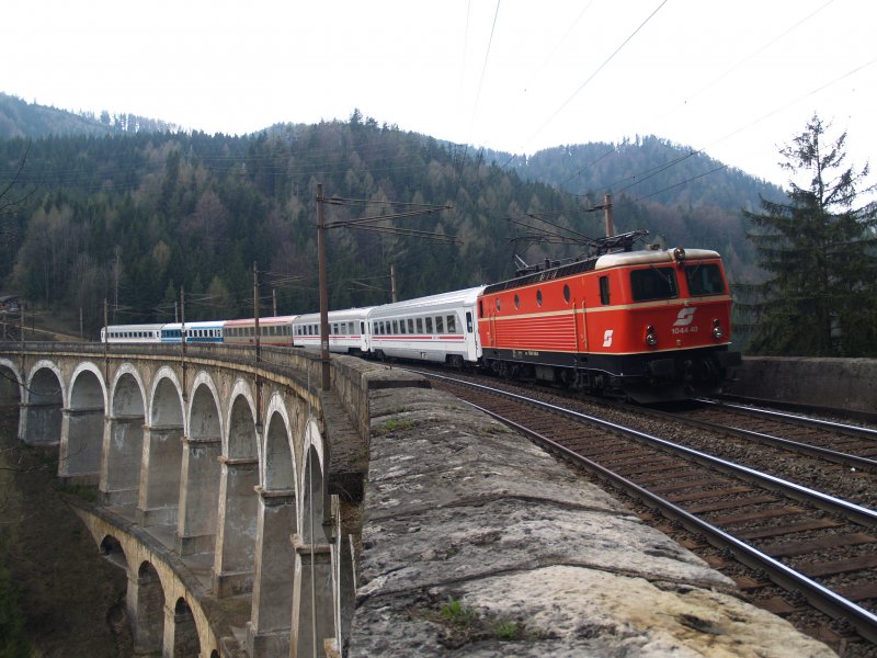 1044-040 mit EC158 am 14.04.209 am Kalte Rinne Viadukt