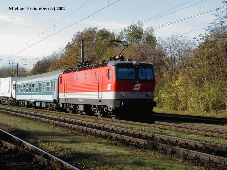 1044 045-1 mit der RoLa bei der Durchfahrt durch den Bahnhof Inzersdorf am 29-10-2002