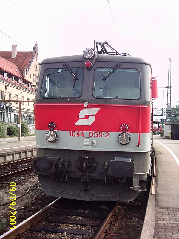 1044 059 am 9.9.05 in Lindau. Am Haken hat die Lok Intercity 119 von Dortmund nach Bludenz bzw. Innsbruck.