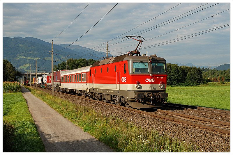 1044 109 mit einer RoLa am 25.8.2008 in der Morgensonne kurz vor Schwaz in Tirol.