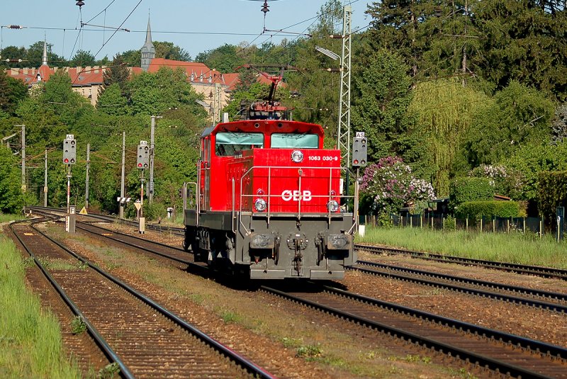 1063 030 als Lokzug Richtung Wien. Tullnerbach-Pressbaum, am 12.05.2008.
