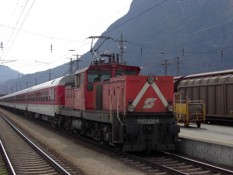 1063 036-6 verschiebt einen Schisonderzug im Bahnhof Bludenz