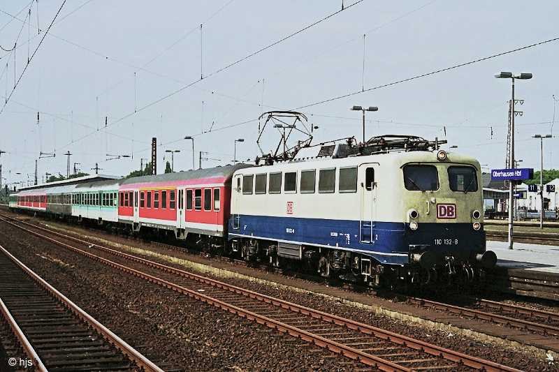 110 132 mit einer ziemlich bunten Garnitur in Oberhausen Hbf (23. Juli 2001)