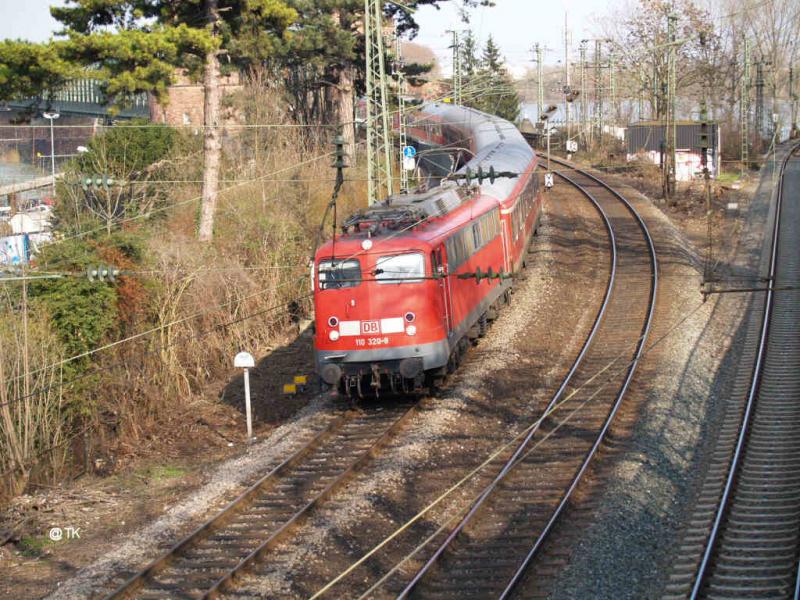110 320-9 am 07.04.2006, 15:42 als Zuglok eines RE am Abzweig Rheinbrcke in Mainz aus Richtung Frankfurt/M kommend.