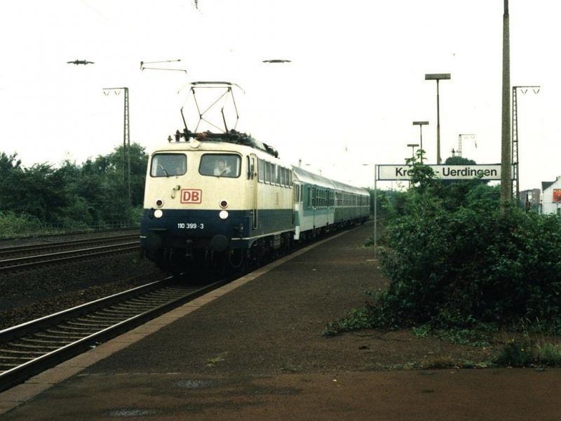110 399-3 mit RB 8841 Aachen-Duisburg auf Bahnhof Krefeld-Uerdingen am 26-08-1997. Bild und scan: Date Jan de Vries.