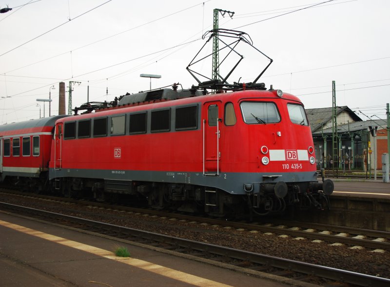 110 435-5 mit ihrem tglichen Regionalzug zwischen Bebra und Frankfurt. Hier nach der Ankunft am Abend in Bebra. 16.04.2009.