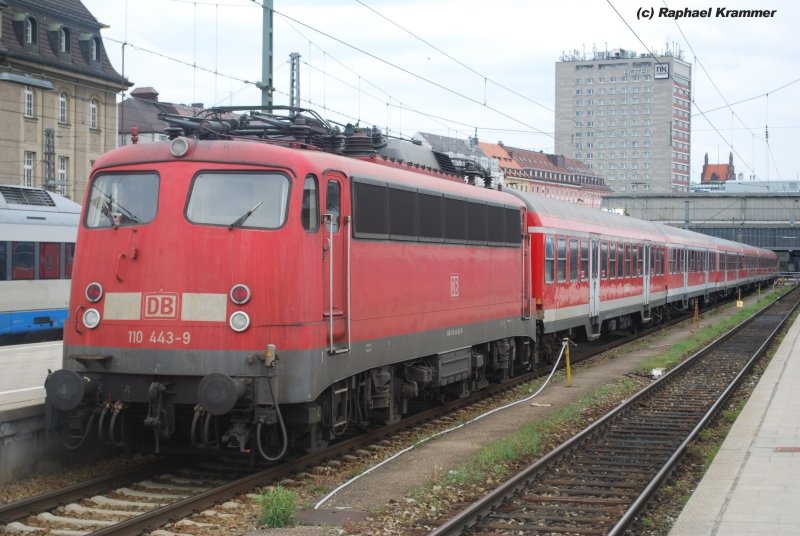 110 443 wartet am Hauptbahnhof Mnchen (Starnberger Flgel) am 05.05.09 mit einem Nahverkehrszug auf ihre nchste Fahrt.