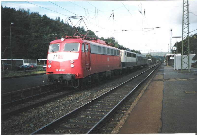 110 489-2 mit 140 XXX-X im Schlepp und der RB Gttingen - Bebra. Datum unbekannt. Foto-Scan.