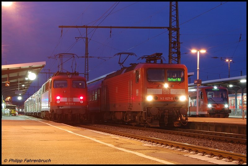 110 508-9 steht am 23.01.07 mit RB 37163 nach Donauwrth auf Gleis 1 des Aalener Bahnhofs. Auf Gleis 2 wartet 143 627-8 ebenfalls mit RE 19468 auf die Abfahrt nach Stuttgart Hbf. Gleis 3 wird von einem 650er-Paar als RE 22543 nach Ulm Hbf belegt.