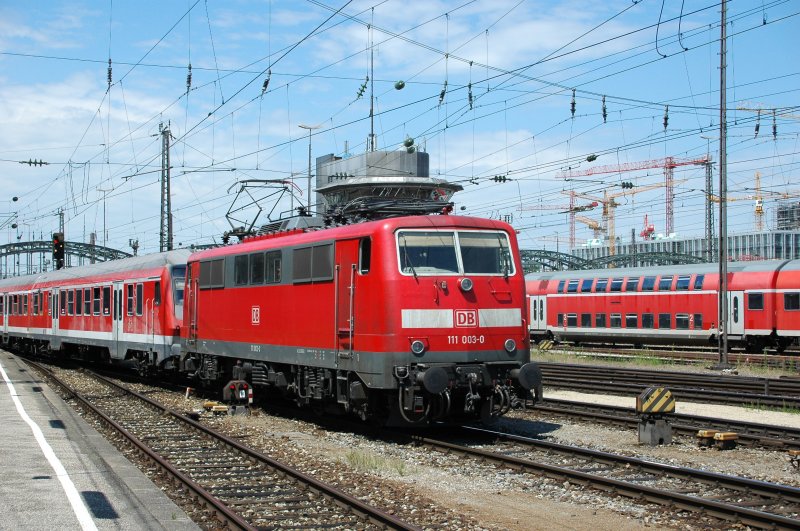 111 003 als Steurwagenersatz am 06.07.08 mit der RB aus Salzburg im Hbf Mnchen