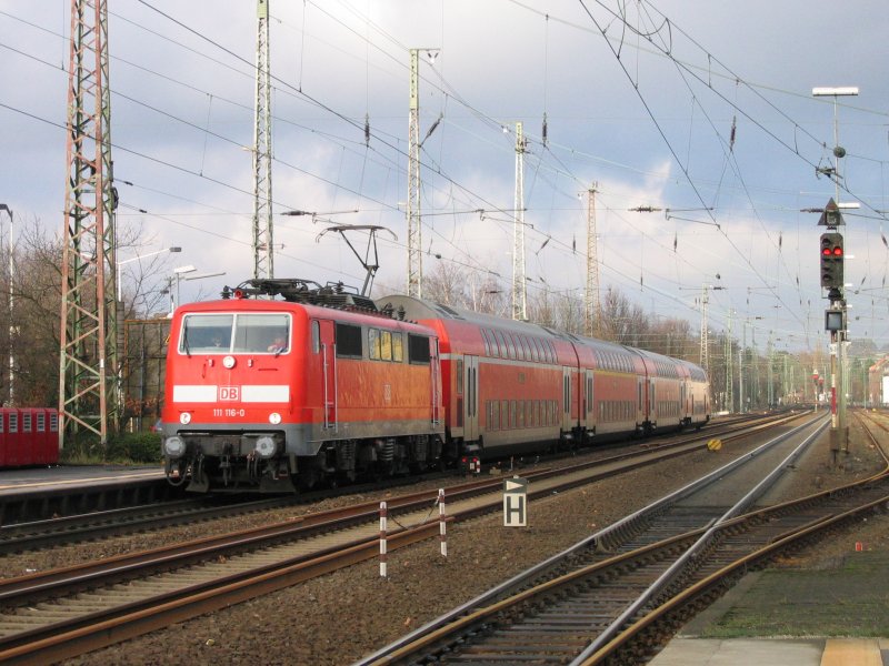 111 116 0 mit einem Regional Express am 06.01.2008 in Solingen 