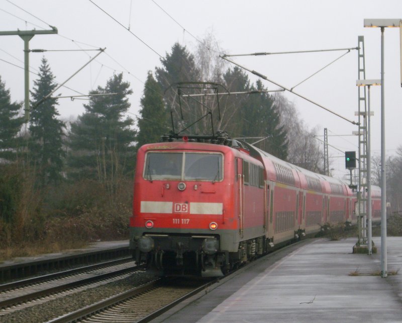 111 117 schiebt ihren RE10415  Wupper-Express  aus Erkelenz raus richtung Dortmund. Nchster Halt Rheydt Hbf