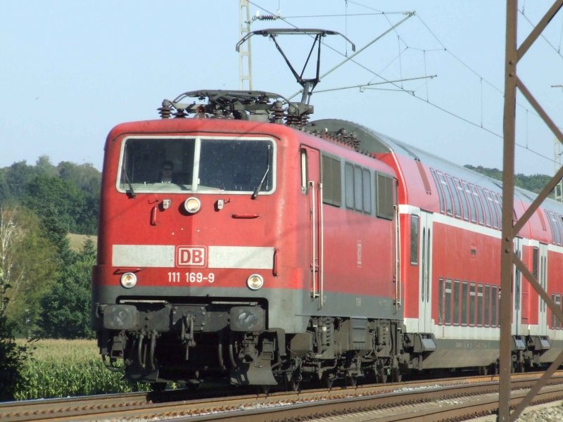 111 169 kommt mit einem RE Richtung Stuttgart das Filstal kurz vor Ebersbach herunter (16.09.2007)