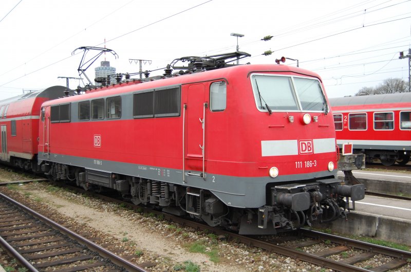 111 186 steht am 31.03.2007 abfahrbereit mit RE 4138 nach Nrnberg auf Gleis 8 in Augsburg Hbf