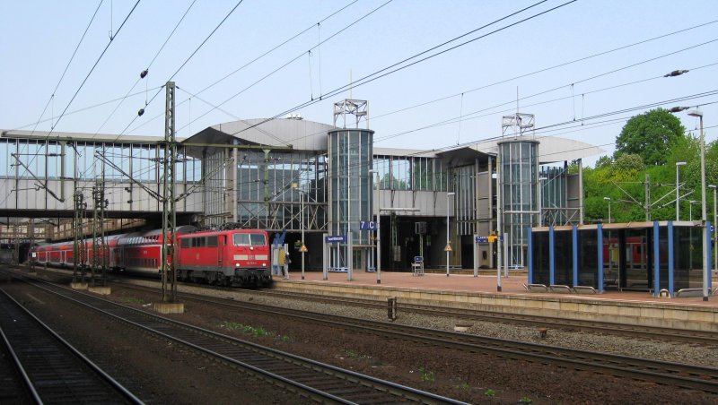 111 193-9 steht am 1.05.09 mit RE 4111 Kassel Hbf - Frankfurt (M) Hbf unter den Bahnsteigberfhrungen und dem Parkdeck in Kassel-Wilhelmshhe und wartet auf Fahrtfreigabe Richtung Wabern.