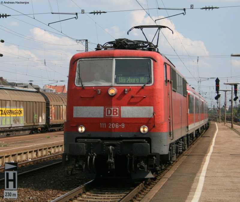 111 206-9 mit dem RE34616 nach Wrzburg  bei der EInfahrt Frth(Bay) 3.9.08