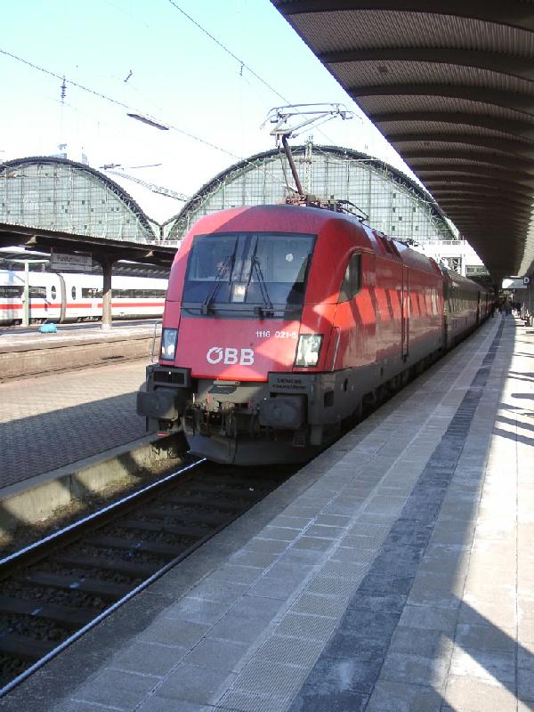 1116 021-5 in Frankfurt Hbf vor EC Johannes Strau nach Wien West