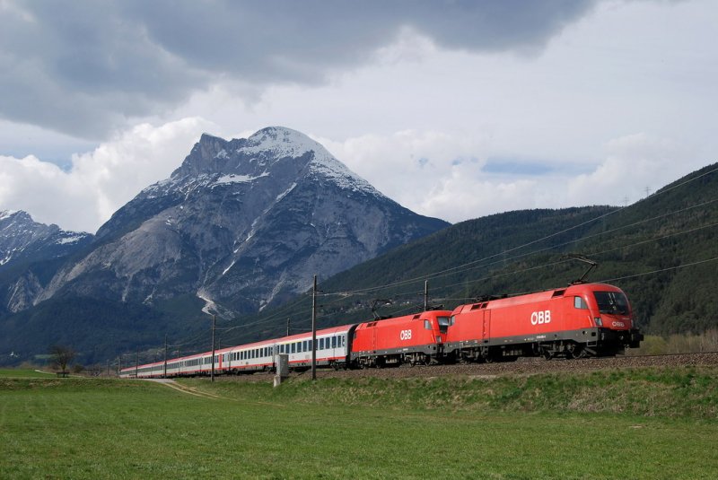 1116 026 und 1016 016 mit OEC 569 bei Flaurling (07.04.2007)