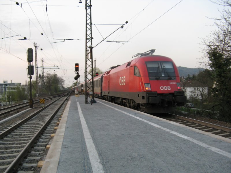 1116 029-0 mit EC 112 von Klagenfurt Hbf mit Kurswagen aus Zagreb nach Frankfurt(Main)Hbf.Am 06.04.09 bei der ausfahrt in Bensheim.