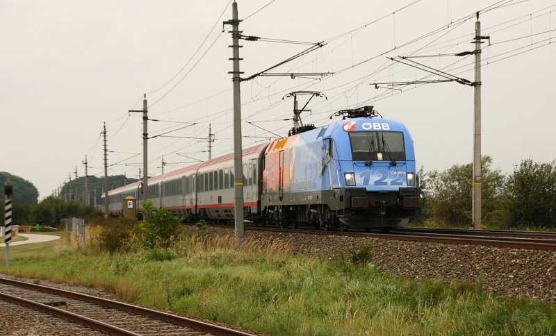 1116 250 im neuen Farbkleid - blaue Seite voraus. Heute zog sie unter anderem den IC549 (www.stimme.at) von Salzburg nach Wien West. Das Foto entstand am 14. September 2008 bei Hrsching.