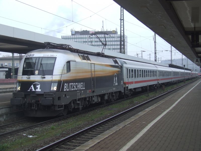 1116 280 A1 mit dem IC 2083 am 5.4.2008 in Wrzburg Hbf