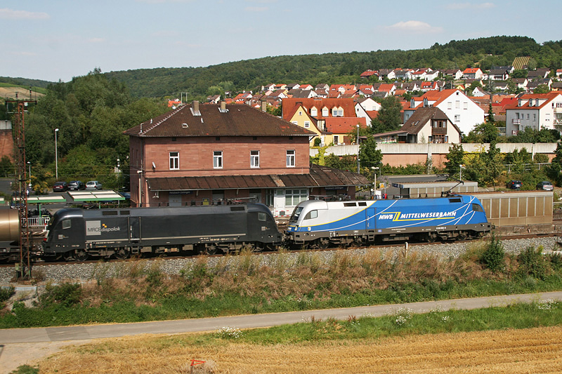 1116 912 der MWB und die angemietete frher bei Lomo eingesetzte 182 501 mit einem Kesselwagenzug 05.08.2009 in Retzbach-Zellingen im Maintal.
