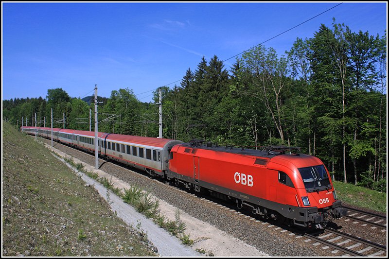 1116.282 'Karl Heinz' bespannte am 17. Mai 2009 den OIC 693 von Salzburg Hbf nach Wien Westbahnhof und wurde unweit des Bahnhofes Hallwang-Elixhausen im schnsten Licht abgelichtet.