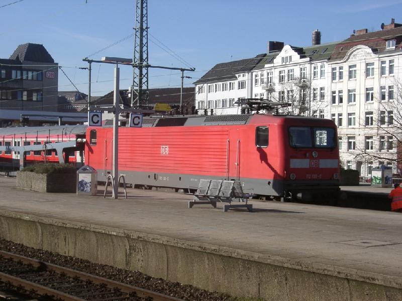 112 130 am 18.03.2003 vor dem Autozug nach Sylt in Hamburg Altona.