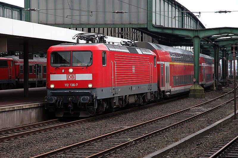 112 136 vor einem RE in Duisburg Hbf. 01.05.2005