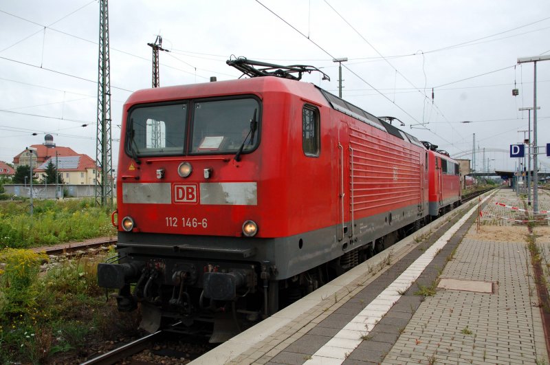 112 146 steht zusammen mit 111 159 im Hbf Dessau. Fotografiert am 03.08.09.