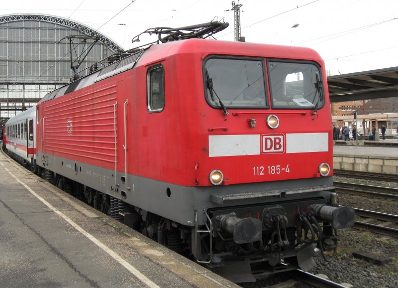 112 185 (DB Regio Rostock) vor ihrem IC nach Cottbus im Hbf. Bremen.