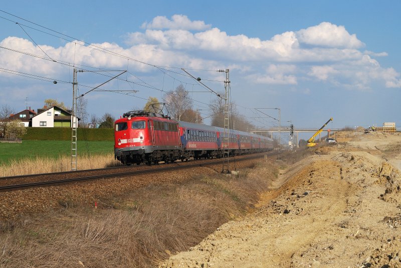 113 309 mit IC 73946 bei Hattenhofen (07.04.2009)