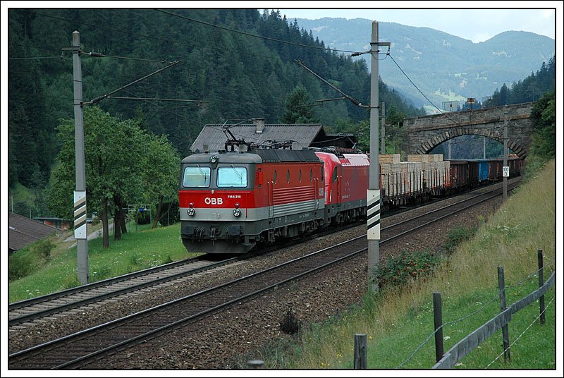 1144 216 als Vorspann vor einer 1216 auf der Brenner Nordrampe am 27.7.2007 aufgenommen im Bereich Wolf.