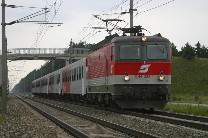 1144 224-1 mit dem R 1551 von Wiener Neustadt-Payerbach auf der Sdbahn bei Neunkirchen. (12.6.2005)