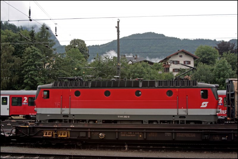 1144 282 wartet mit einem Gterzug in Kufstein auf die Weiterfahrt. (07.07.2008)
