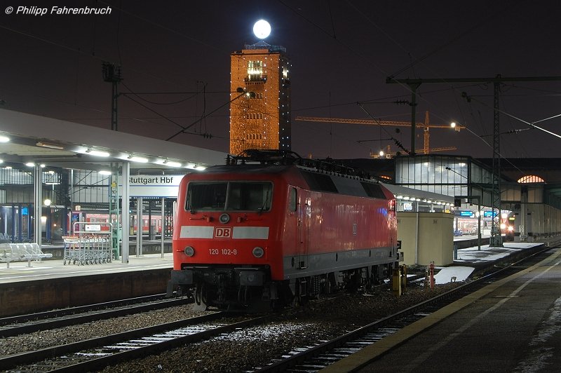 120 102-9 stand am Abend des 27.12.07 abgebgelt im Stuttgarter Hbf.