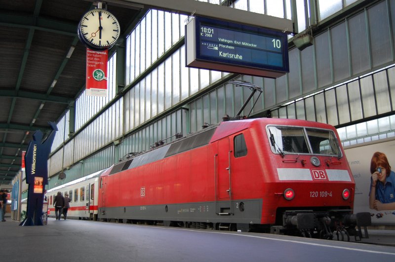 120 109-4 steht am 13.08.07 mit dem IC 2064 von Nrnberg HBF nach Karlsruhe hBF im Stuttgarter HBF.