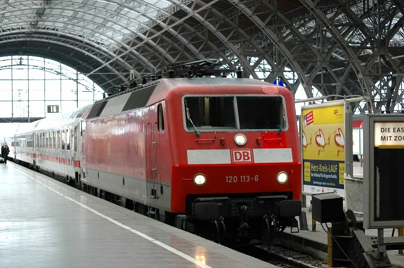 120 113-6 bringt den IC1949 am 20.04.07 von Kln nach Leipzig. Hier in Leipzig Hbf.