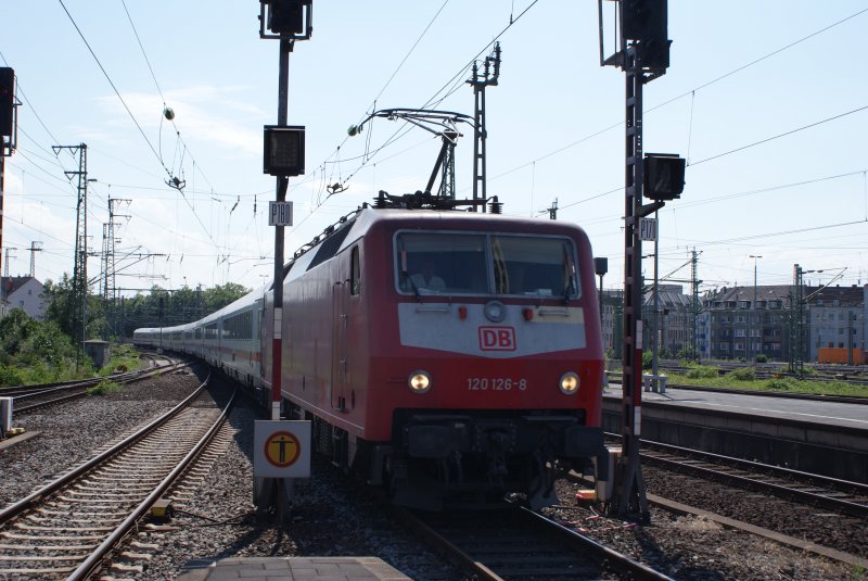 120 126-8 (Mit kaputtem Spitzenlicht) mit einem IC beid er EInfahrt in Dsseldorf Hbf am 22.06.2008 (Notschuss)