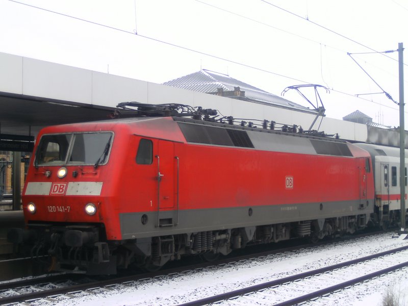 120-141-7 mit einem Sonntags IC von Hamburg nach Mnchen am 01.02.2009 in Hannover HBF