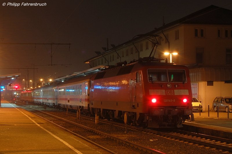 120 145-8 steht am Abend des 21.12.07 mit einer Ersatzgarnitur fr IC 2062 nach Karlsruhe Hbf auf Gleis 1 des Aalener Bahnhofs.